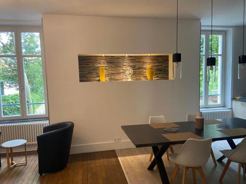 une salle à manger avec une table et des chaises dans l'établissement Pasteur T3 de charme Artem parc Ste Marie, à Nancy