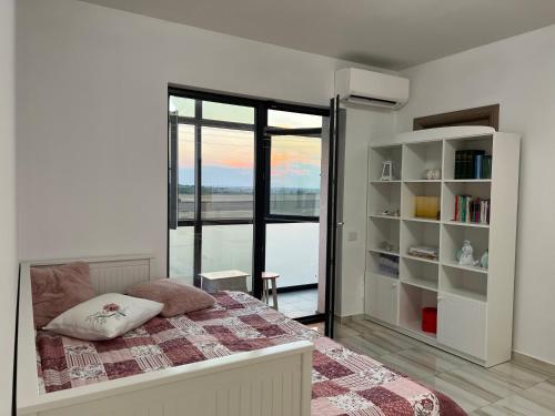 Ένα ή περισσότερα κρεβάτια σε δωμάτιο στο Sprezzatura Apartament