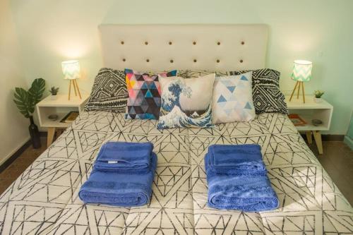 Un dormitorio con una cama con toallas azules. en Beautiful quiet apartment near A. Villanueva St en Mendoza