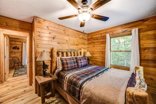 Säng eller sängar i ett rum på Lazy Bear Cabin