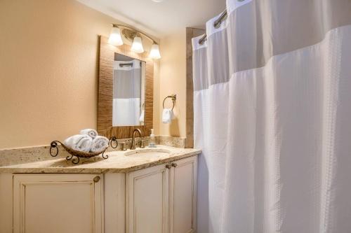 ein Bad mit einem Waschbecken und einem Spiegel in der Unterkunft 1506 Lighthouse Towers in Clearwater Beach