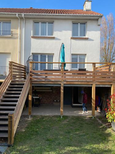 une terrasse en bois devant une maison dans l'établissement L ETOILE DE MALO, à Dunkerque