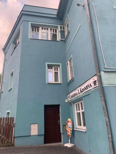 een blauw gebouw met een bord ervoor bij Apartmá u Baštů in Česká Kamenice