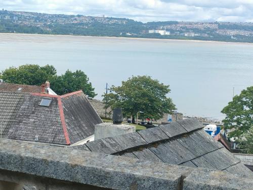 Gallery image of Fishermen's cottage with log burner, 2 bathrooms & sea views from garden terraces in The Mumbles