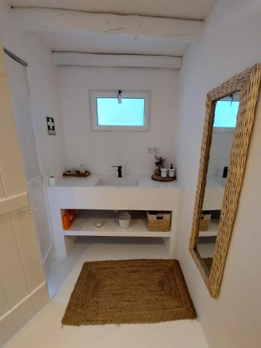 a bathroom with a sink and a mirror at Casa Coral in São Marcos do Campo
