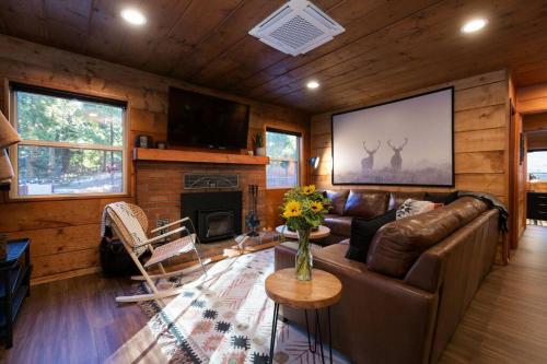 Modern Charming Cabin with Spa, Fireplace, and Pet Friendly.