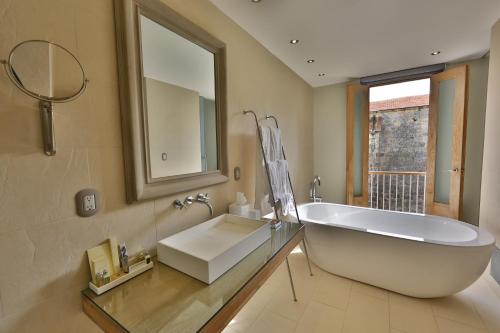 Koupelna v ubytování Billini Hotel, Historic Luxury