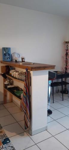 - une table dans une cuisine avec un comptoir dans l'établissement Appartement climatisé T1 bis métro à 200 m, à Toulouse