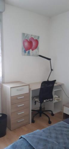 un bureau avec un bureau avec deux cœurs sur le mur dans l'établissement Appartement climatisé T1 bis métro à 200 m, à Toulouse