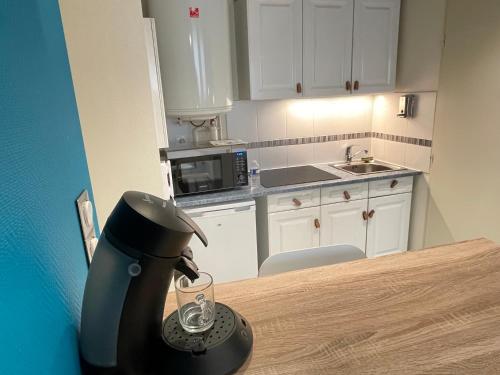 un mixeur assis sur un comptoir dans une cuisine dans l'établissement ☆ Les pieds sur terre ☆ tout confort ☆ NETFLIX ☆, à Metz