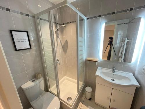 a bathroom with a shower and a toilet and a sink at ☆ Les pieds sur terre ☆ tout confort ☆ NETFLIX ☆ in Metz