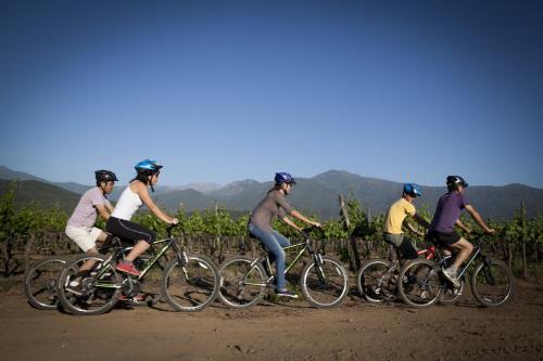 un grupo de personas montando bicicletas en un camino de tierra en Mapuyampay Lodge Gastronómico, en Santa Cruz