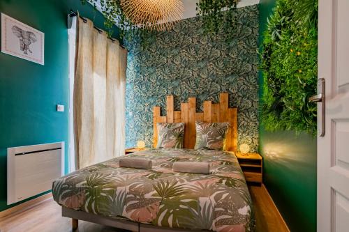 Cama o camas de una habitación en Appartement Jungle - Libourne Centre - 4 pers - Sauna - Netflix