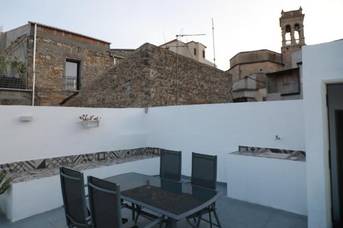 a table and chairs on the roof of a building at Casa Lupita in Favara