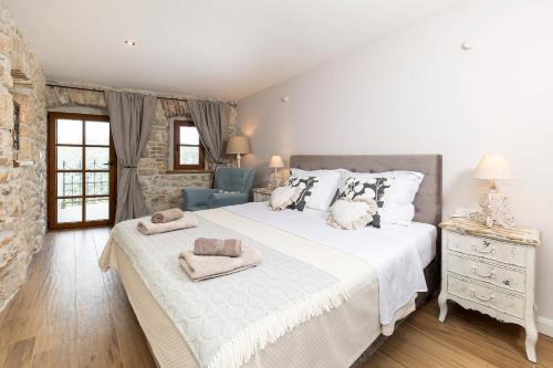 una camera da letto con un grande letto con asciugamani di Villa Evas Castle Crikvenica Riviera a Bribir