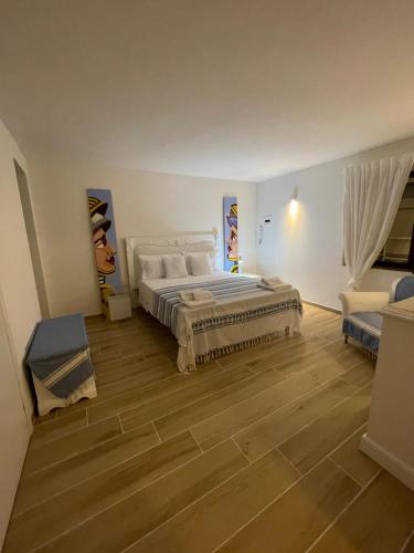 A bed or beds in a room at Surfinia’s home