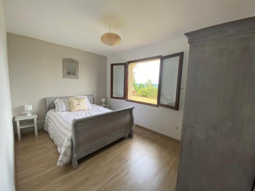 Postel nebo postele na pokoji v ubytování Maison en campagne avec vue sur les Pyrénées