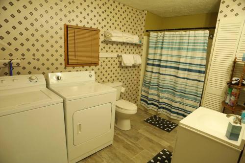 Kylpyhuone majoituspaikassa 3-Bedroom apt. ideal location near new river gorge