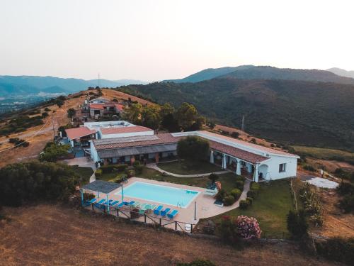 een luchtzicht op een huis met een zwembad bij Agriturismo Irghitula in Posada