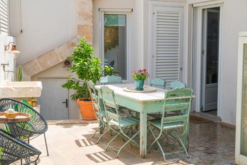 einen Tisch und Stühle auf der Terrasse eines Hauses in der Unterkunft meridiano12 in Favignana