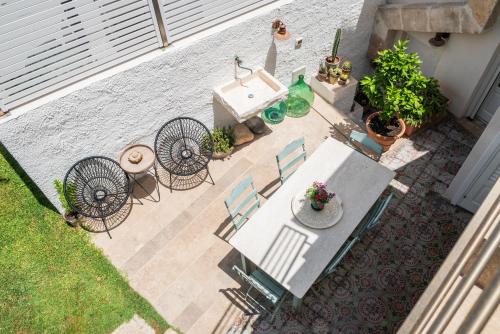 an overhead view of a patio with a table and chairs at meridiano12 in Favignana