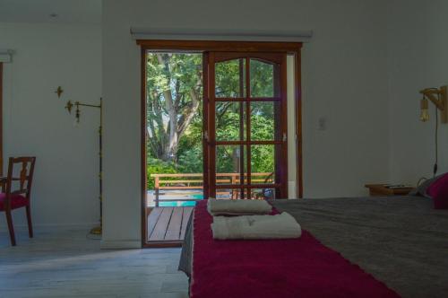 a bedroom with a bed and a large window at Excelente casa en Concepción del Uruguay LA CHINA in Concepción del Uruguay