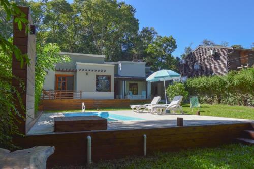 a backyard with a swimming pool and a house at Excelente casa en Concepción del Uruguay LA CHINA in Concepción del Uruguay
