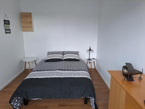 - une chambre avec un lit et un livre dans l'établissement La plage, à Courseulles-sur-Mer