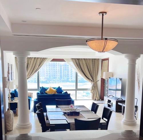 Fotografia z galérie ubytovania Luxury 2 bedroom Apt in The Pearl with Marina view v Dohe