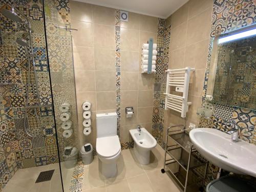 uma casa de banho com um WC e um lavatório em Holiday home "225 Marc Chagall" em Mandelieu-la-Napoule