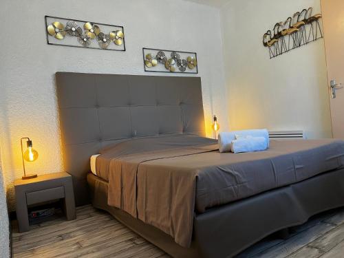 - une chambre avec un lit et deux lumières sur le mur dans l'établissement AUBERGE DE LA VOUTE, à Chooz