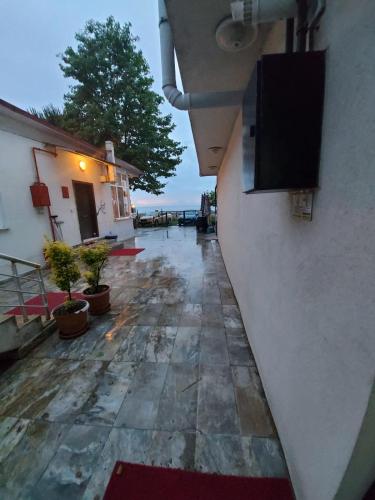 a view of an empty street with a building at seasidehouse in Ordu