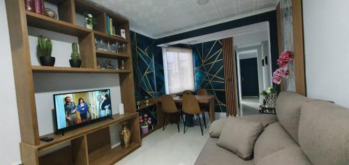 Una sala de estar con un sofá y un comedor. en ¡Económico y bien ubicado!, en Castellón de la Plana