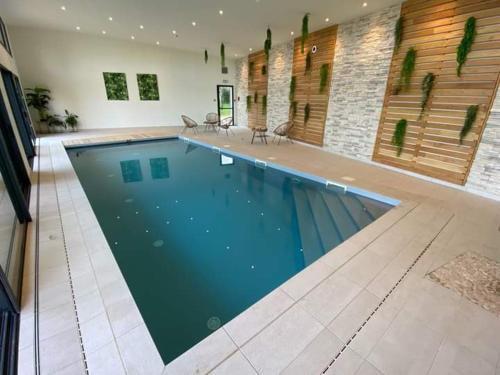 a large swimming pool in a large room at O complexe hebergement in Francourt