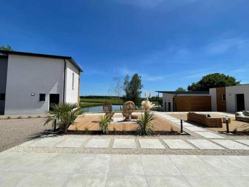 a courtyard with two chairs and a building at O complexe hebergement in Francourt