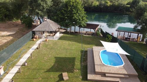 uma vista aérea de um quintal com uma piscina em Villa Una Navis em Bihać