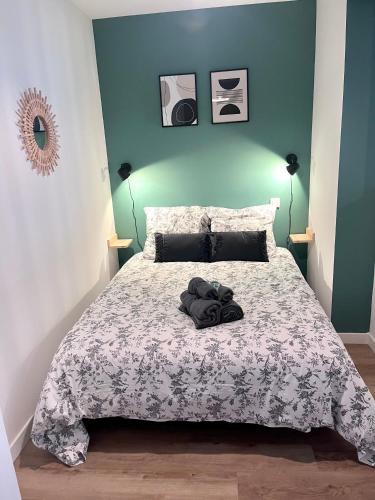 une chambre avec un lit avec deux serviettes dessus dans l'établissement LE QUAI 1 - Spacieux Studio NEUF CALME - CLIM - WiFi - Gare à 200m, à Agen