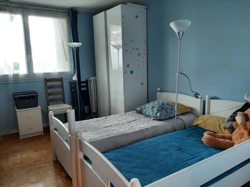 Un dormitorio con una cama con un osito de peluche. en 2 bedrooms Apartment with parking Paris Neuilly, en Neuilly-sur-Seine