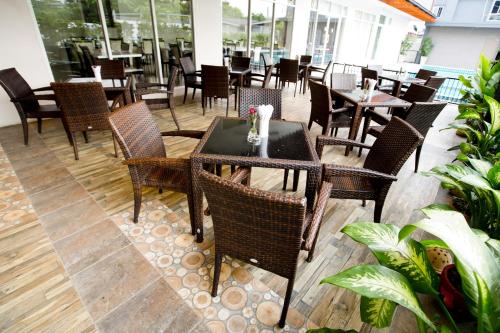 Εστιατόριο ή άλλο μέρος για φαγητό στο Sinsuvarn Airport Suite Hotel