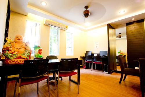 Χώρος καθιστικού στο Sinsuvarn Airport Suite Hotel