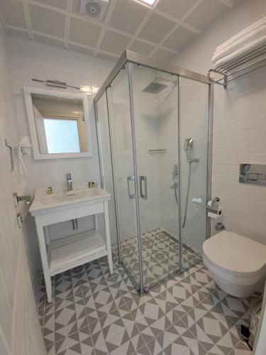切什梅Bahar Butik Otel的带淋浴、卫生间和盥洗盆的浴室