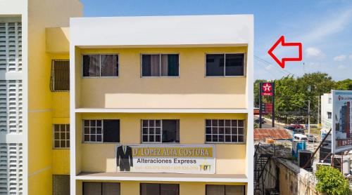 a building with a sign on the side of it at Apartamento en la carreras próximo al monumento in Santiago de los Caballeros