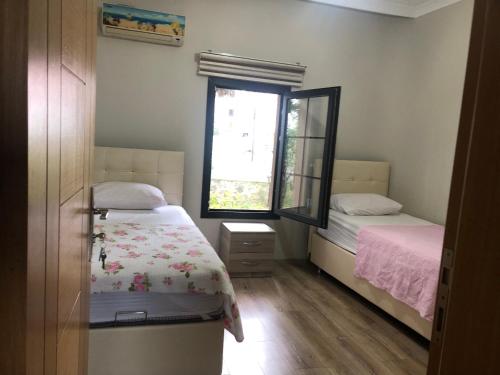 Ένα ή περισσότερα κρεβάτια σε δωμάτιο στο Seyran Seaside Apartments - 2-dublex