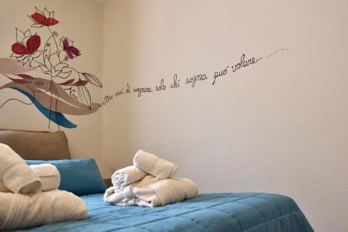 a bedroom with a bird and a quote on the wall at LeVolte luxury suite&spa in Sternatia