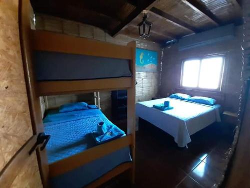 Dviaukštė lova arba lovos apgyvendinimo įstaigoje Hospedaje - Restobar Atlantis Máncora