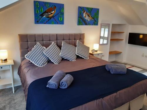 Postel nebo postele na pokoji v ubytování Sanderling - Grade 2 Listed Georgian Townhouse by the sea