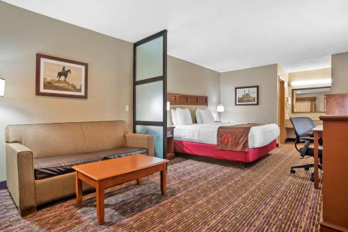 een hotelkamer met een bed en een bank bij Best Western Vicksburg in Vicksburg