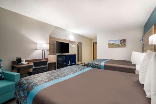 Кровать или кровати в номере SureStay Hotel by Best Western Lewiston