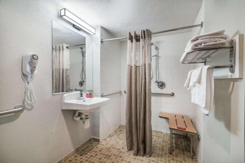 A bathroom at SureStay Hotel by Best Western Lewiston