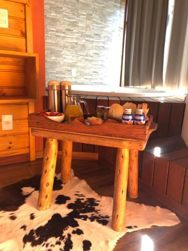 Afha 48 في مونتي فيردي: طاولة خشبية عليها طعام